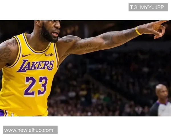 詹姆斯替补席上显不满情绪频频起身运球引发关注 詹姆斯替补席上显不满情绪频频起身运球引发关注