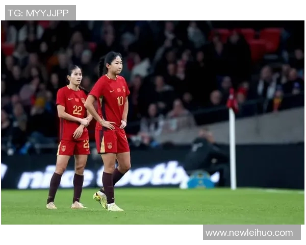中国国家女子足球队抵达伦敦全力备战与英格兰女足的国际友谊赛