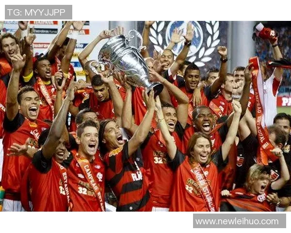 弗拉门戈球迷欢庆夺冠喜悦中奖杯疑似受损引发关注 弗拉门戈球迷欢庆夺冠喜悦中奖杯疑似受损引发关注