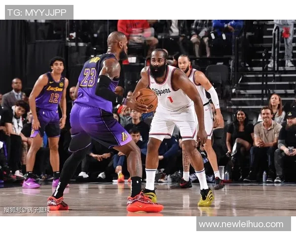 快船再次寄望于36岁哈登上赛季他身边还有鲍科比的支持